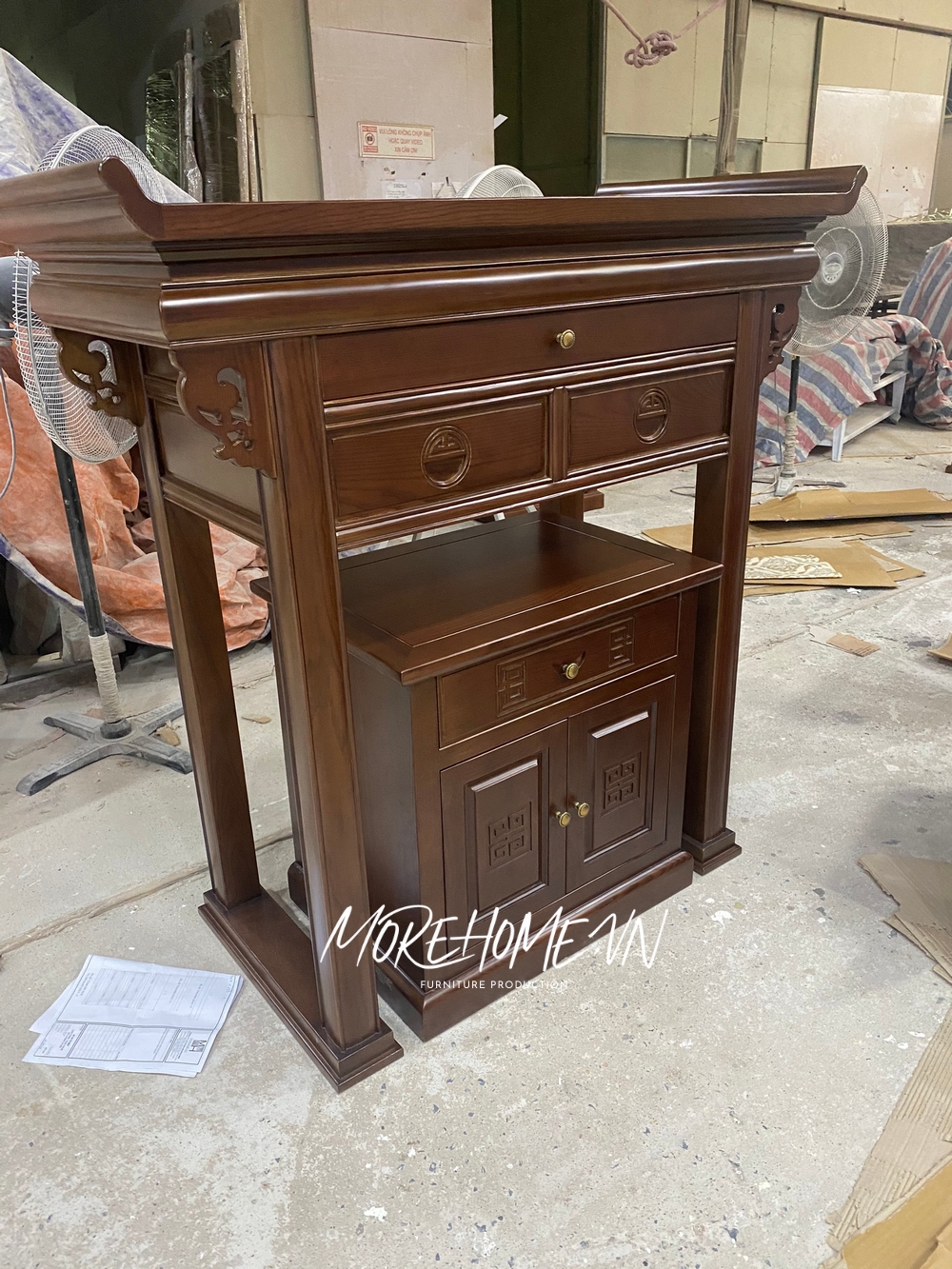 Thi công bàn thờ gỗ tự nhiên là một biểu tượng của sự tôn trọng, kính trọng và giữ nguyên nét truyền thông bản sắc của người Việt.
